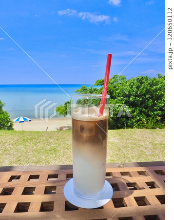 南国の美しい海を臨む絶景カフェ 120650112
