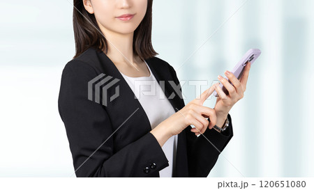 スマホを持つ女性・ビジネスウーマン 120651080