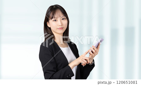 スマホを持つ女性・ビジネスウーマン 120651081