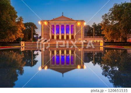 Fountain in Adam Mickiewicz Park and Poznan Grand Opera during the blue hour before dawn. 120651535