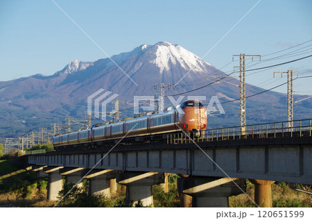 初冠雪の大山の裾野に向かって日野川橋梁を高速で駆け抜ける岡山行き最新型273系特急やくも22号の後姿 120651599
