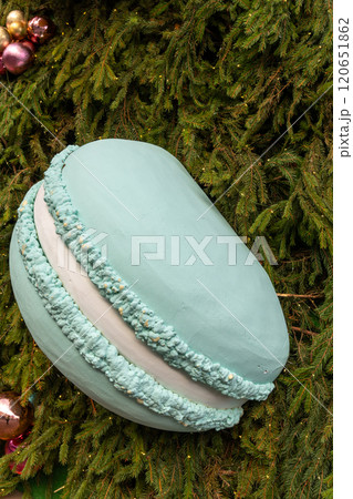 The original decoration in the form of a giant macaroon 120651862