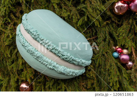 The original decoration in the form of a giant macaroon 120651863
