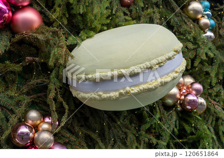 The original decoration in the form of a giant macaroon 120651864