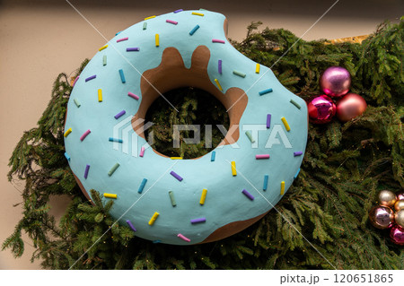 The original decoration in the form of a giant glazed doughnut 120651865