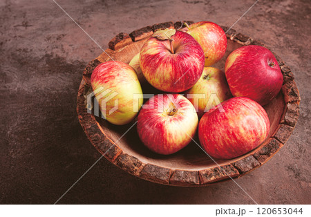 apples in a wooden bowl, top view, yellow - red, summer variety, early, no people, apples in a wooden bowl, top view, yellow - red, summer variety, early, no people, 120653044
