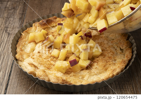 さつま芋とりんごのキッシュ タルト パイ パイ生地にバターで炒めたさつまいもとりんごを入れる さつま芋とりんごのキッシュ タルト パイ パイ生地にバターで炒めたさつまいもとりんごを入れる 120654475