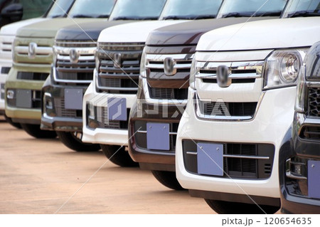 中古車イメージ　販売店に並ぶ車　ホンダの軽自動車 120654635