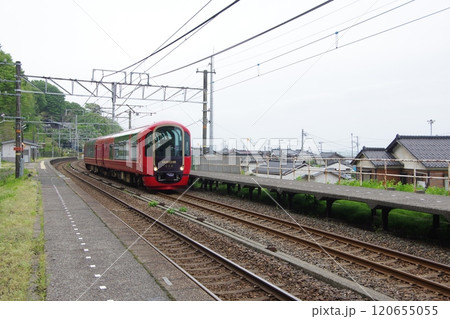 えちごトキめき鉄道 浦本駅を通過するリゾート雪月花 120655055