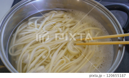 うどんを茹でる　イメージ 120655187