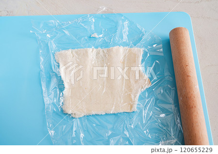 水分を加えてのばしたパン生地 水分を加えてのばしたパン生地 120655229