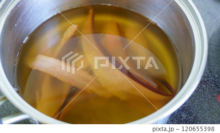 鰹節(厚削り)で出汁をとる イメージ 鰹節(厚削り)で出汁をとる イメージ 120655398