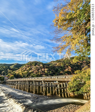 秋の嵐山渡月橋と紅葉と青空 120655613