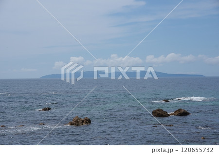日本海に浮かぶ粟島 120655732