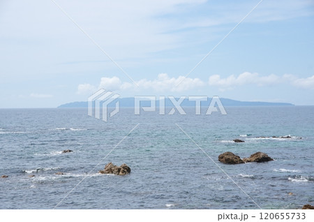 日本海に浮かぶ粟島 120655733