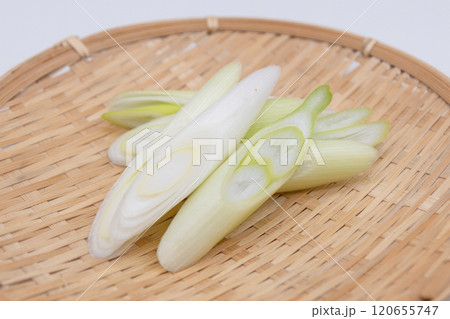 斜めにカットした白葱　ザルに並べている 120655747
