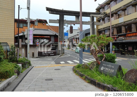 平等院表参道と縣神社 一の鳥居（京都府道3号） 120655800