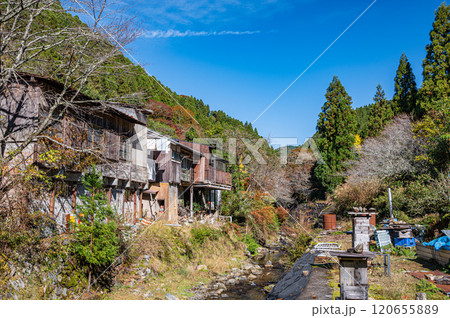 晩秋の鞍馬川風景　京都市 120655889