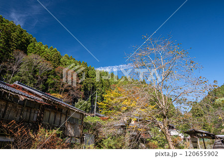 秋の鞍馬集落風景　京都市 120655902