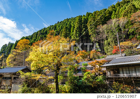 秋の鞍馬集落風景　京都市 120655907