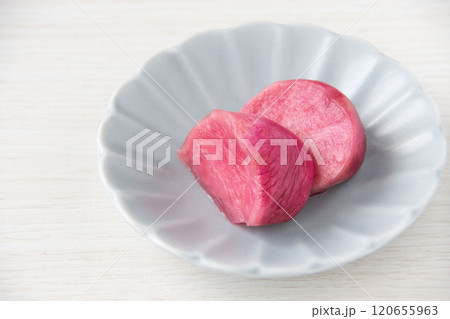 小皿に盛った温海かぶ漬け 120655963