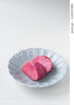 小皿に盛った温海かぶ漬け 120655966