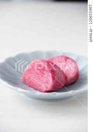 小皿に盛った温海かぶ漬け 120655967