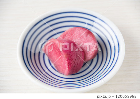 小皿に盛った温海かぶ漬け 120655968