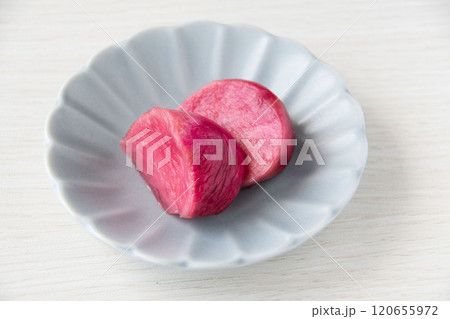 小皿に盛った温海かぶ漬け 120655972