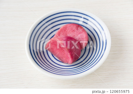 小皿に盛った温海かぶ漬け 120655975