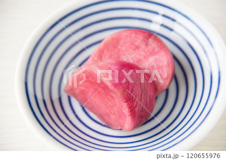 小皿に盛った温海かぶ漬 120655976