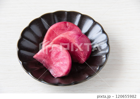 小皿に盛った温海かぶ漬け 120655982