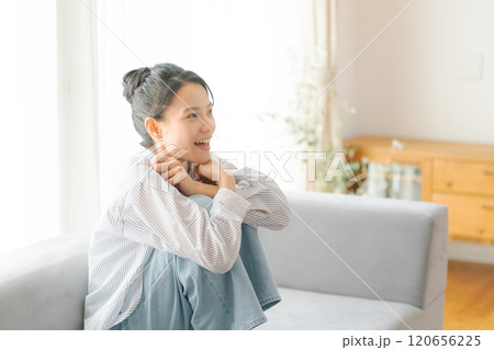 ソファに座る笑顔の30代女性 ソファに座る笑顔の30代女性 120656225