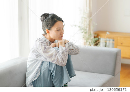 ソファに座る30代女性 120656371