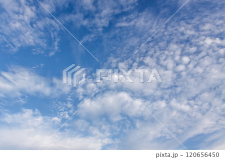 青空の天空に浮く雲の造形【背景素材】 120656450