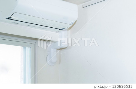 部屋の天井に設置されたエアコン 120656533