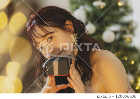 イルミネーションと女性女性 120656630