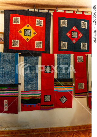 The linen weaving profession of the Mong people in Lung Tam, Ha Giang 120656686