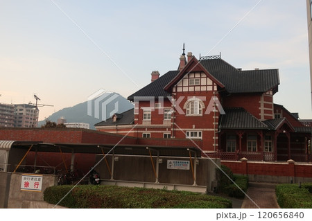 朝焼けの北九州市大連友好記念館 120656840