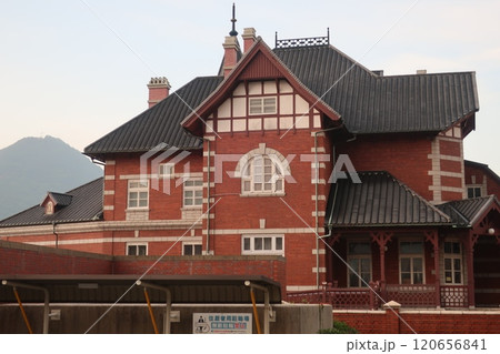 朝焼けの北九州市大連友好記念館 120656841