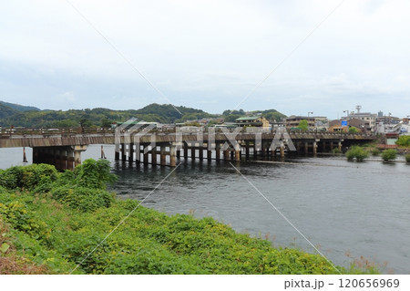 宇治橋下流川から眺める平等院、夢浮橋広場方面の景色 120656969