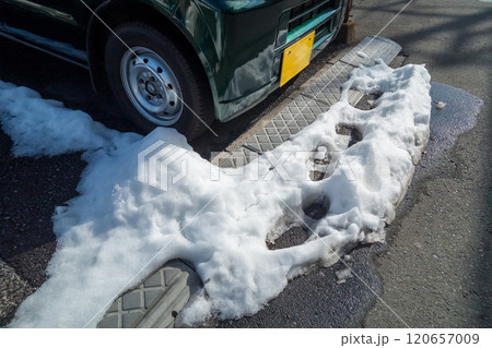 車庫前に雪を置かれて困る 120657009
