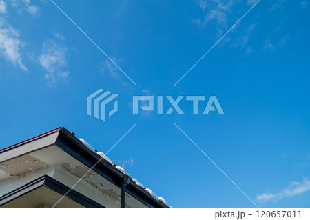 軒天の塗膜が剥がれた住宅 120657011