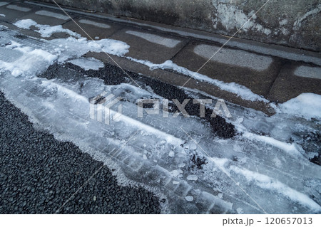 雪で凍る日陰の道路 雪で凍る日陰の道路 120657013