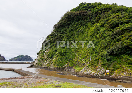 中木浜のダイナミックな地形と地層。 火山の溶岩が冷えて形成された柱状節理が良く観られる。2024 中木浜のダイナミックな地形と地層。 火山の溶岩が冷えて形成された柱状節理が良く観られる。2024 120657056