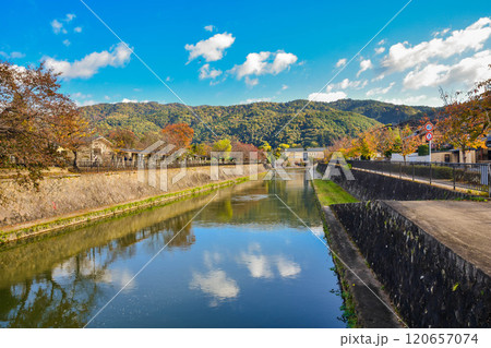 京都市　秋の岡崎周辺の街並み 120657074