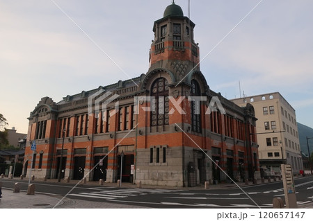 上部の八角型の塔屋はドイツ・オーストリアで開花したゼツェシオンの影響を受けた 120657147