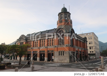 化粧レンガの色鮮やかさとヨーロッパ風の塔屋 120657148