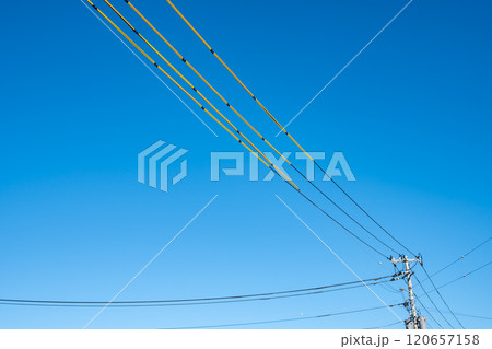 工事現場周辺の電線防護カバーと快晴の青空 a-1 工事現場周辺の電線防護カバーと快晴の青空 a-1 120657158