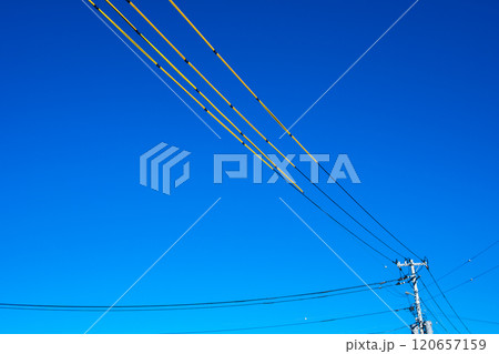 工事現場周辺の電線防護カバーと快晴の青空　a-2 高彩度 120657159